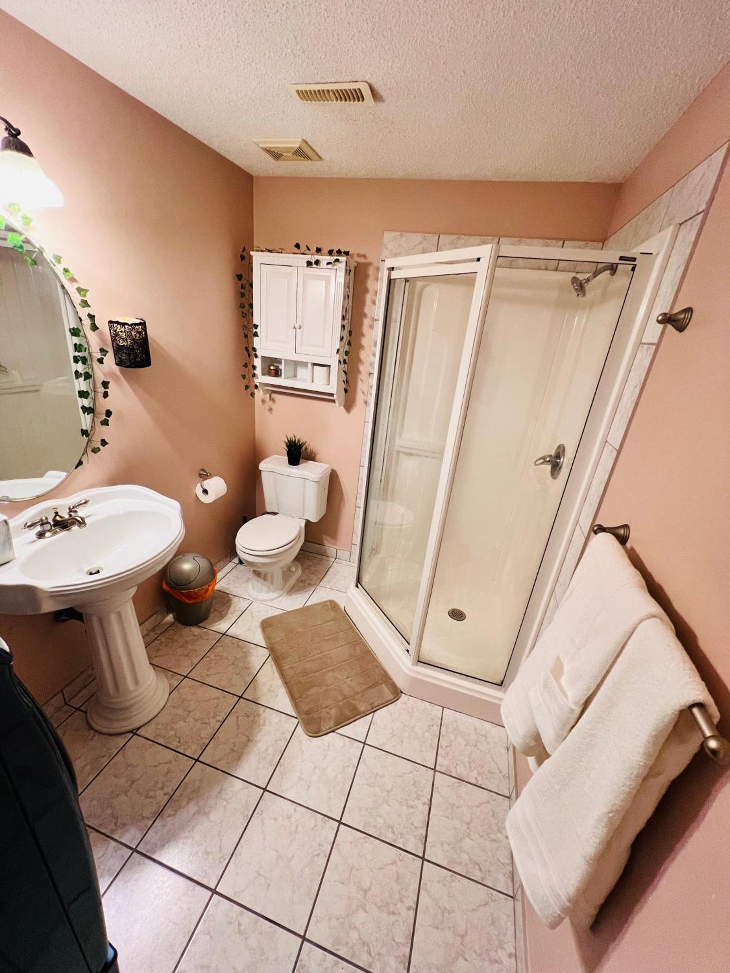 A Classic Homely Basement Suite! Chestermere ภายนอก รูปภาพ