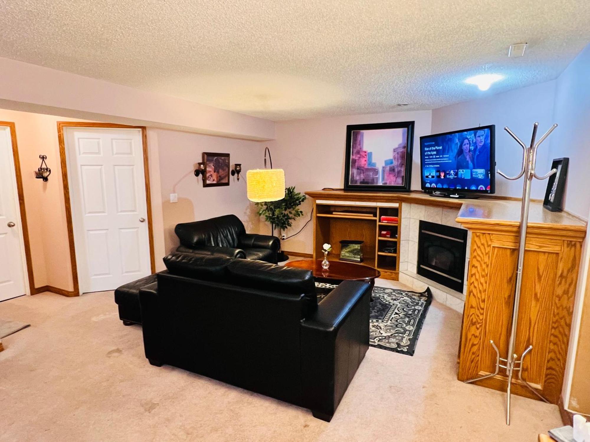 A Classic Homely Basement Suite! Chestermere ภายนอก รูปภาพ