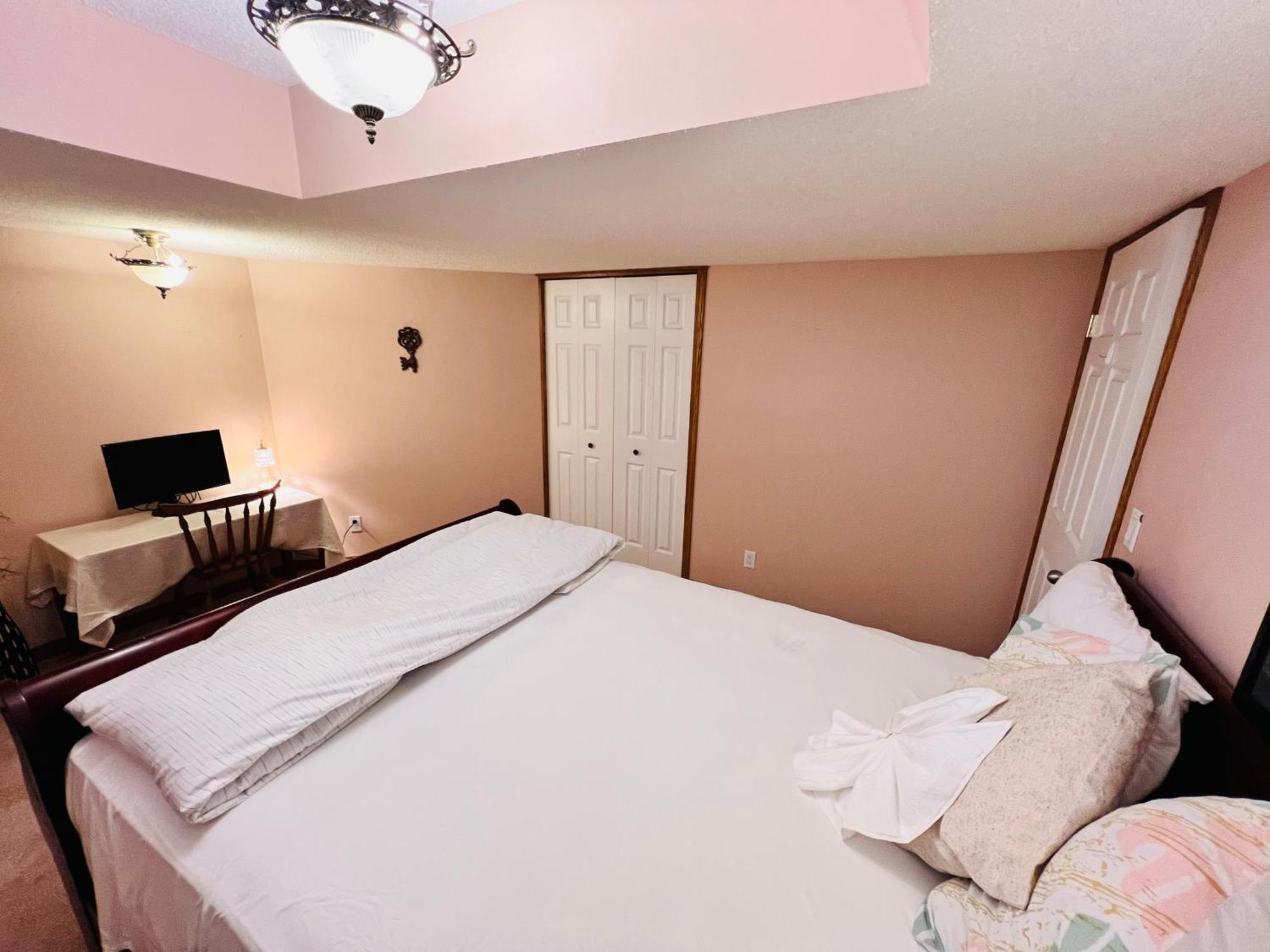 A Classic Homely Basement Suite! Chestermere ภายนอก รูปภาพ