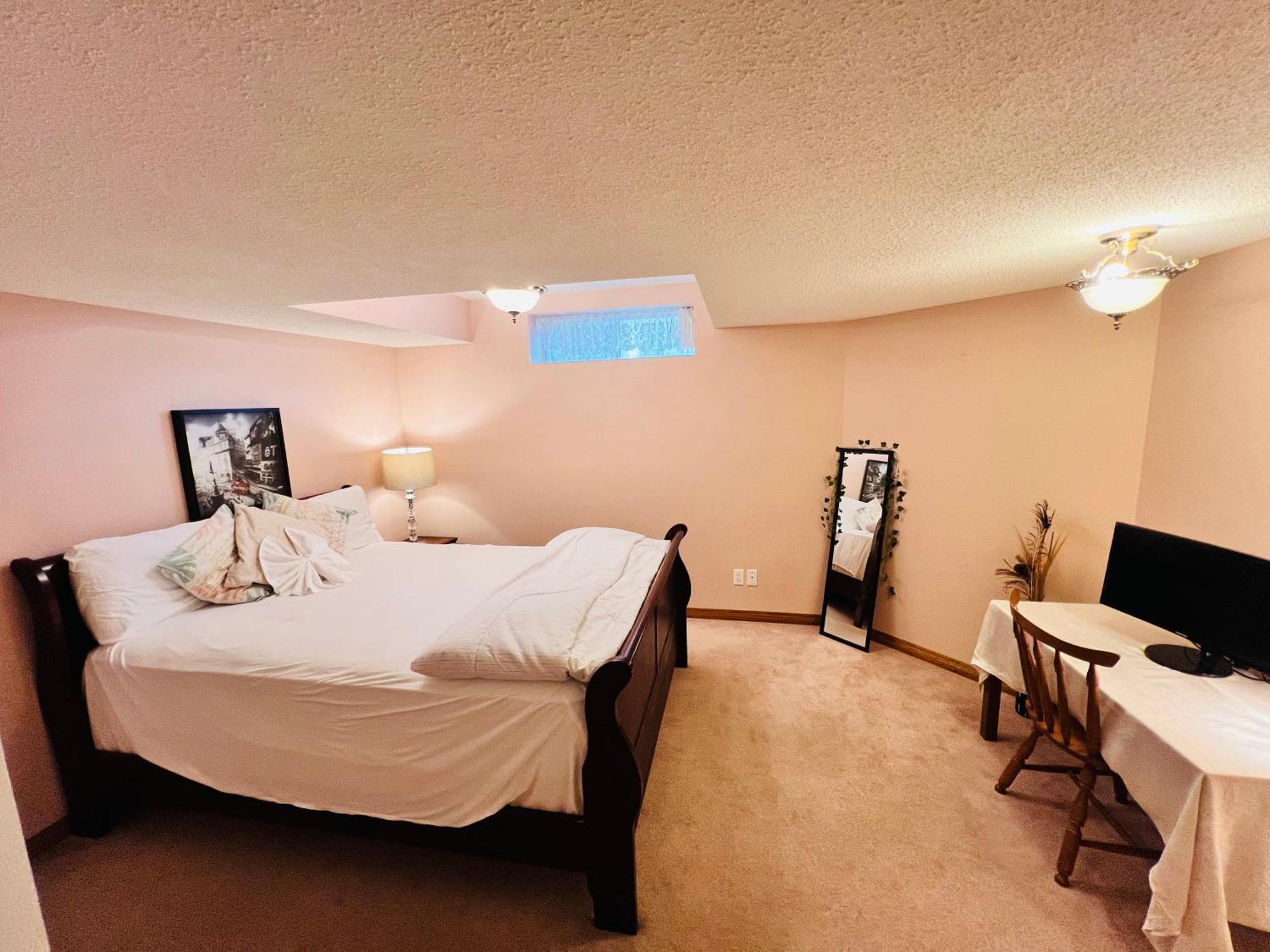 A Classic Homely Basement Suite! Chestermere ภายนอก รูปภาพ