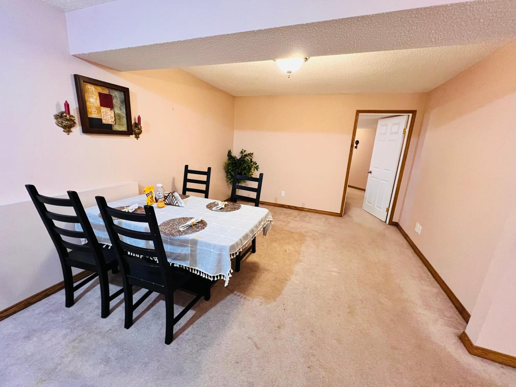A Classic Homely Basement Suite! Chestermere ภายนอก รูปภาพ