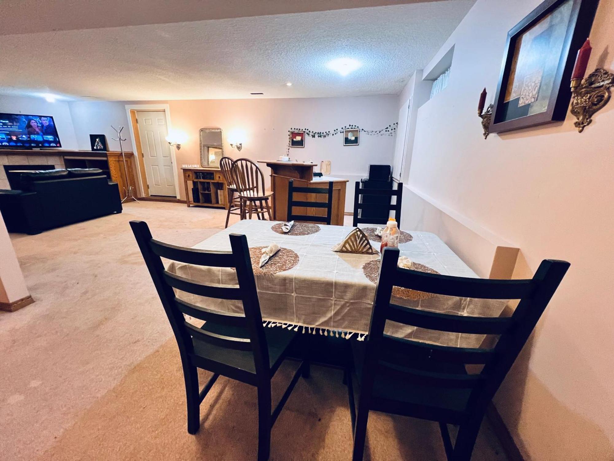 A Classic Homely Basement Suite! Chestermere ภายนอก รูปภาพ