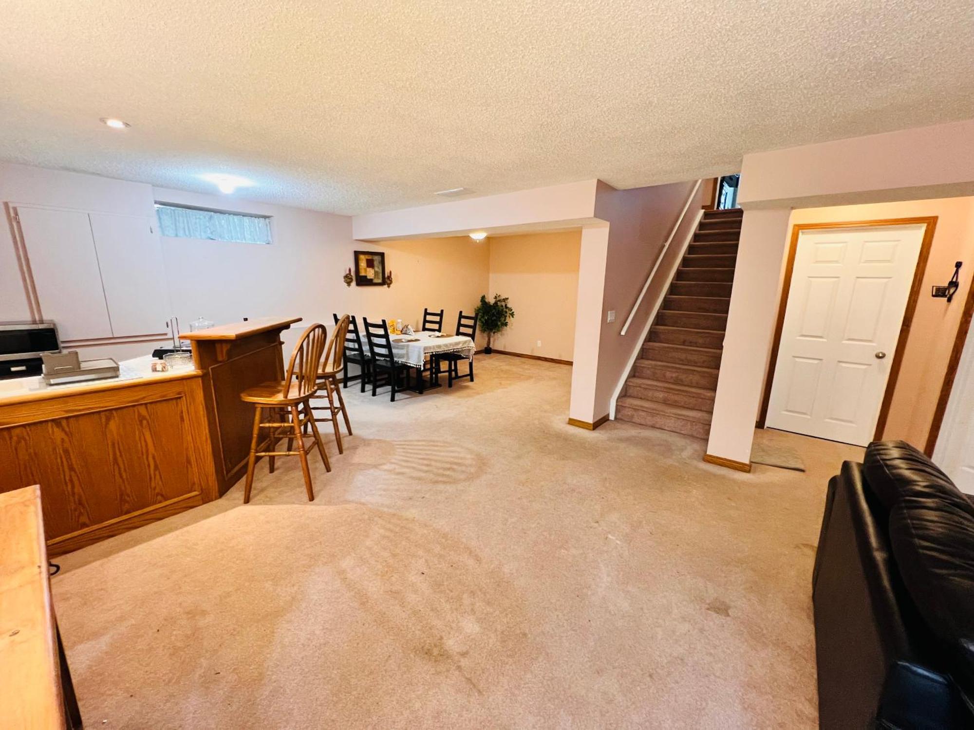 A Classic Homely Basement Suite! Chestermere ภายนอก รูปภาพ