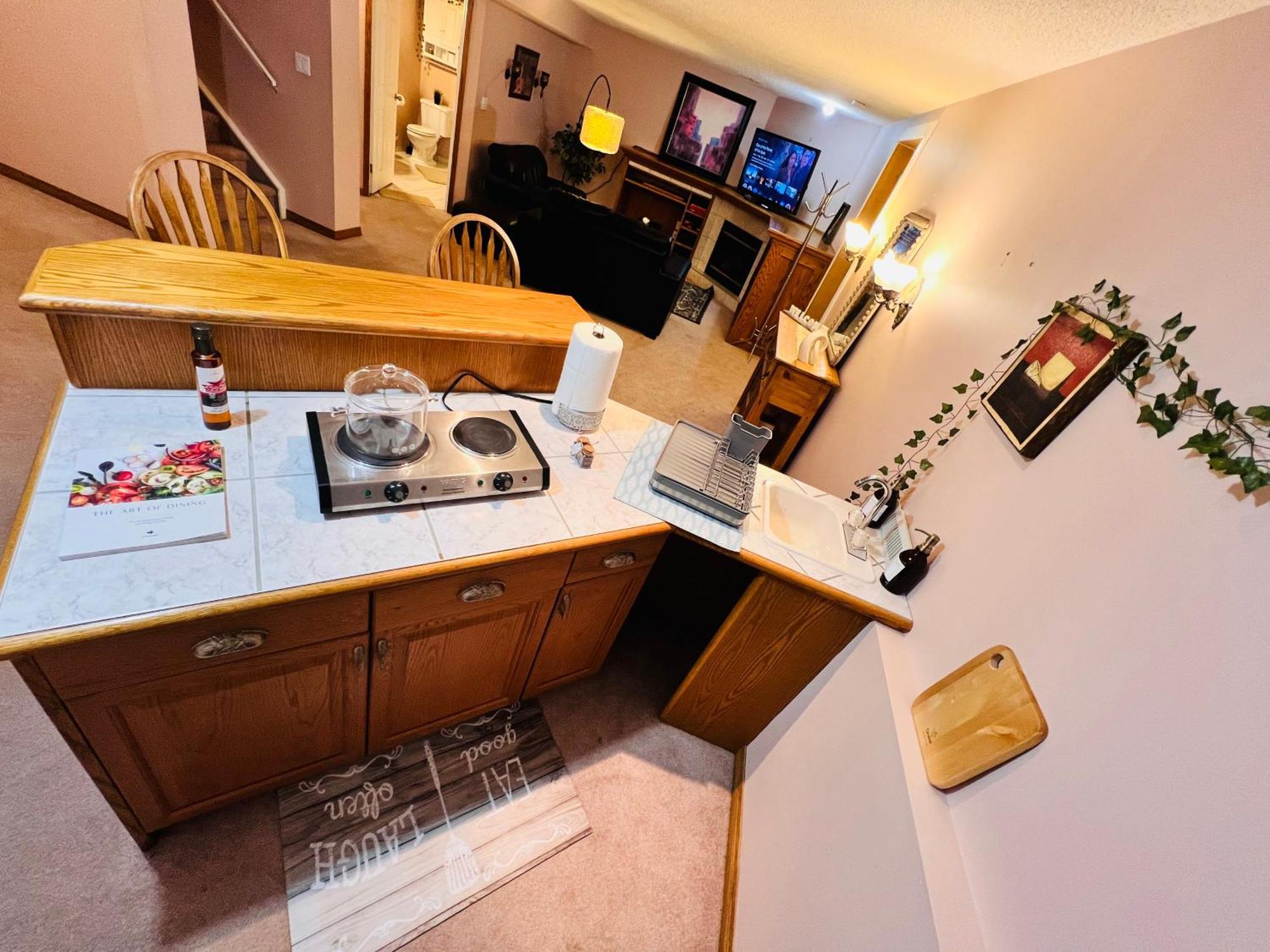 A Classic Homely Basement Suite! Chestermere ภายนอก รูปภาพ