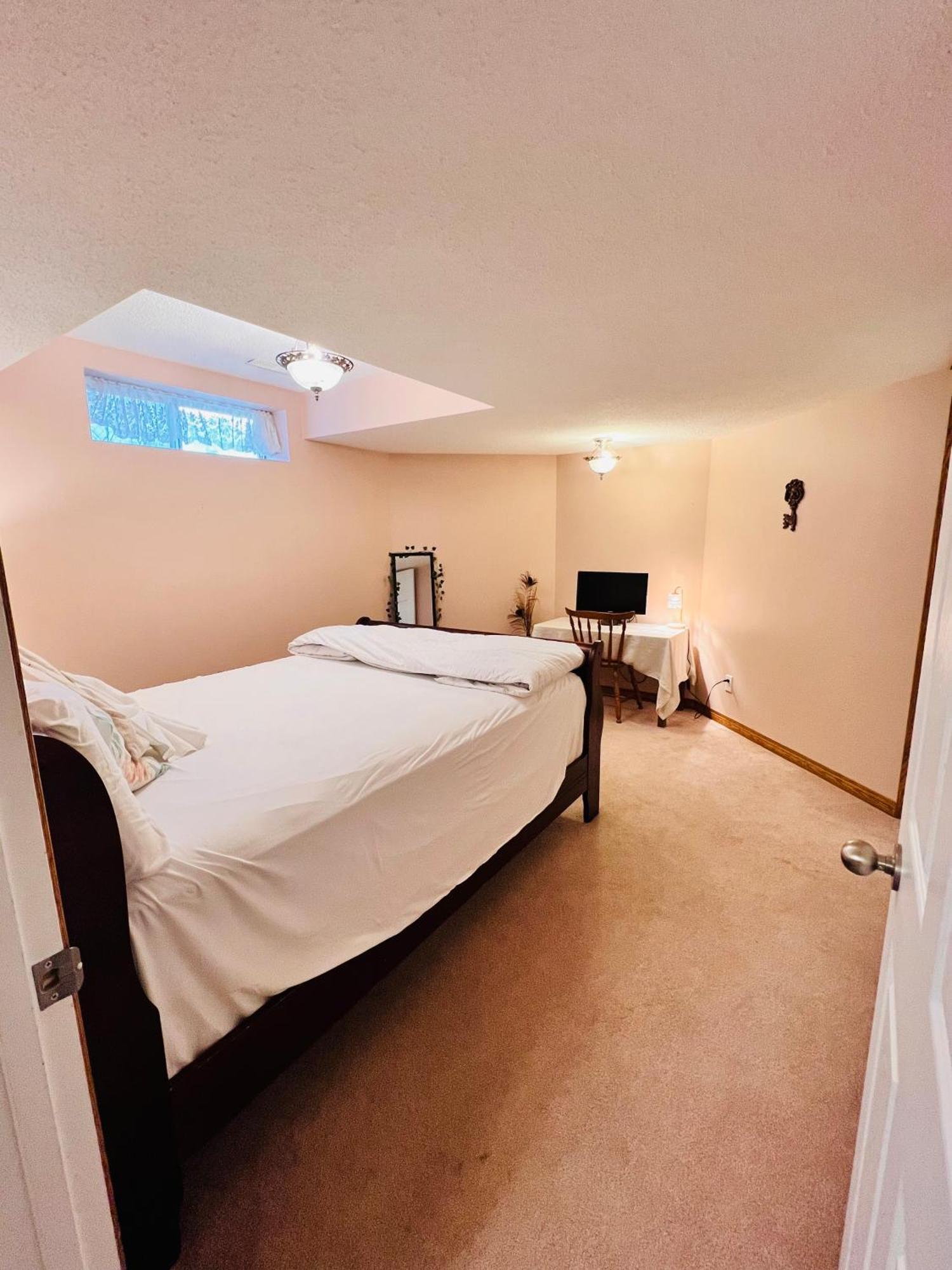 A Classic Homely Basement Suite! Chestermere ภายนอก รูปภาพ