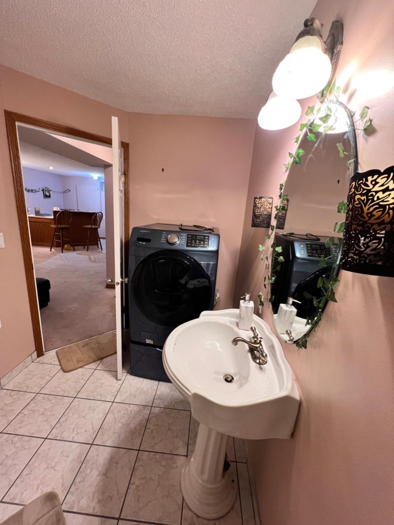 A Classic Homely Basement Suite! Chestermere ภายนอก รูปภาพ